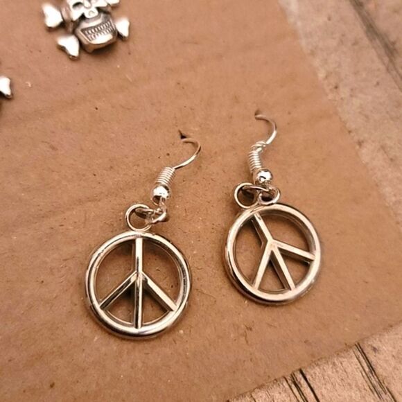 Skull and peace earrings 🖤🤍 - Picture 2 of 3